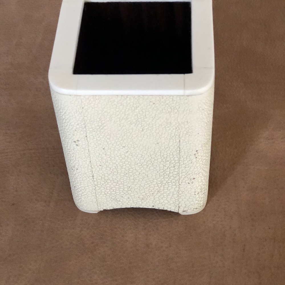 Labrazel Embossed Shagreen toothbrush/makeup/acc.holder